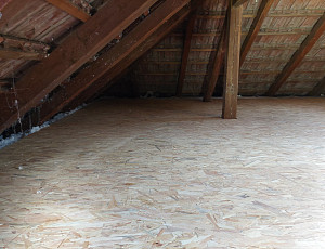 Zateplení stropu patrového rodinného domu pomocí foukané izolace